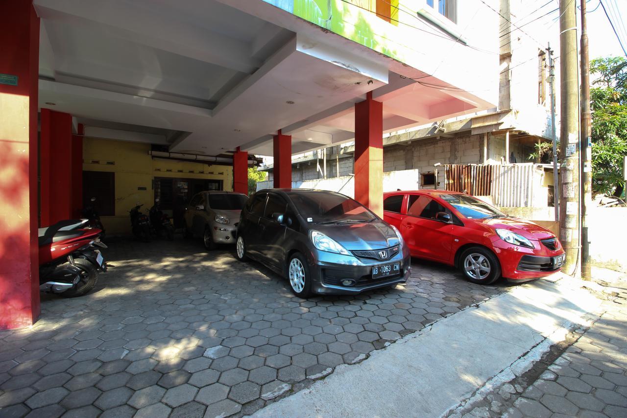 ホテル Reddoorz Plus Near Lippo Plaza Jogjakarta エクステリア 写真